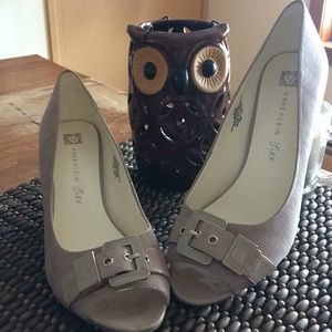 Super cute Anne Klein open toe pumps!